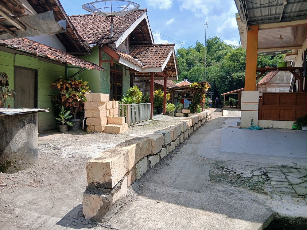 EKO SANTOSO/RADAR KUDUS  CARI SOLUSI: Kondisi jalan yang diblokade jalan, RT 2 RW 3, Desa Kalangan, Tunjungan. Konflik ini dimediasi pemdes hing polisi.