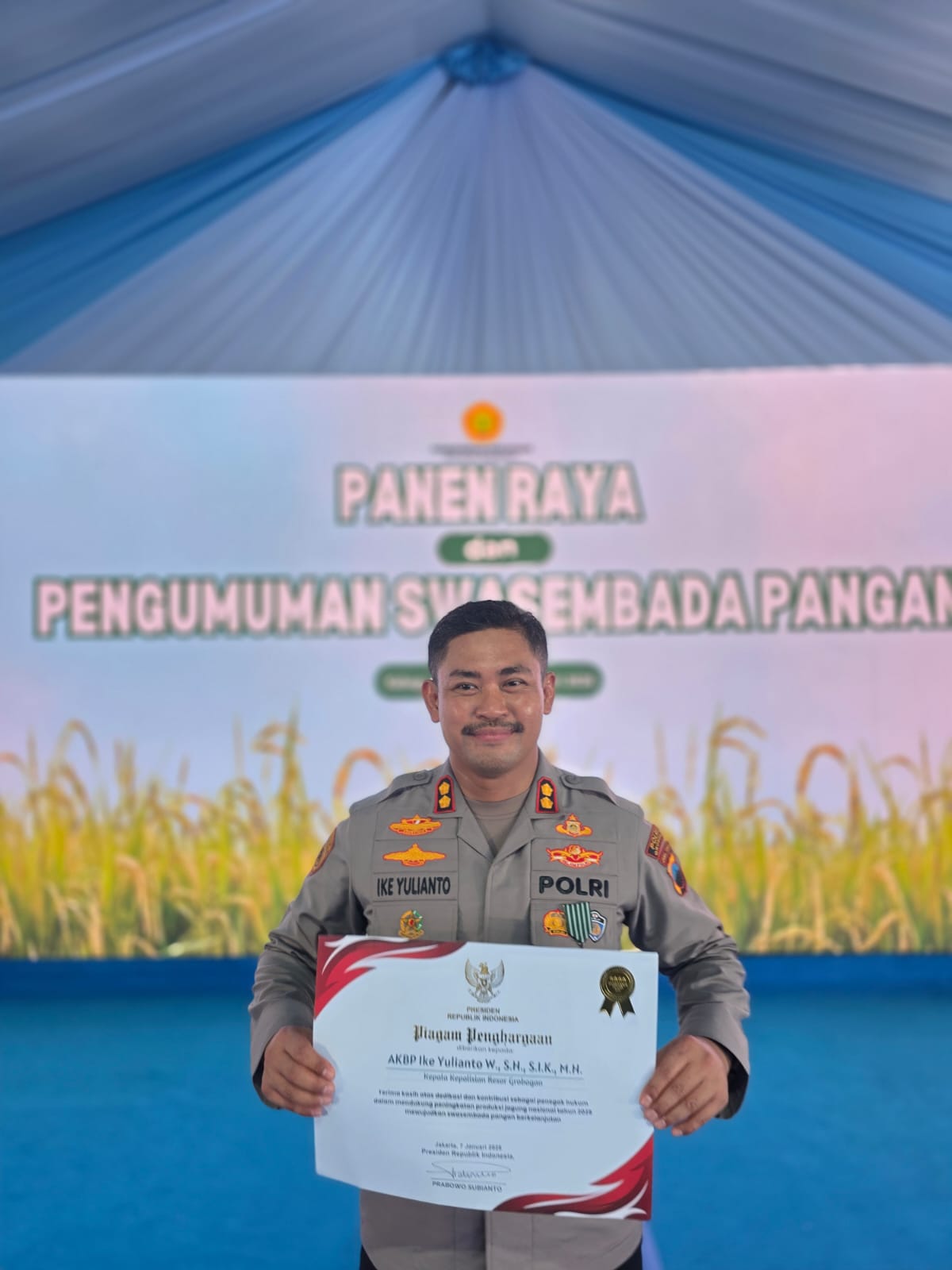 Kapolres Grobogan AKBP Ike Yulianto menerima Satyalancana Wira Karya dari Presiden Prabowo