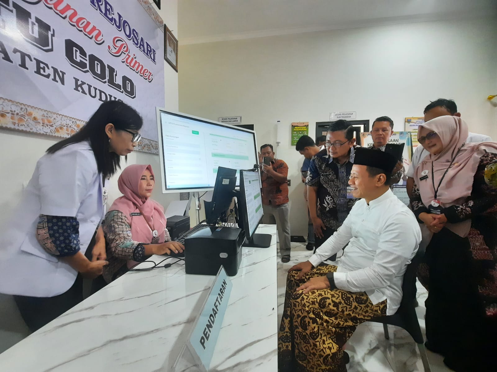 CEK KESEHATAN: Bupati Kudus Sam&rsquo;ani Intakoris mencoba layanan Smece di Pustu Colo. (INDAH SUSANTI/RADAR KUDUS)
