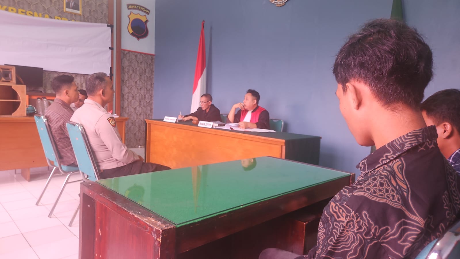 TINDAK TEGAS: Dua terdakwa mengikuti sidang tindak pidana ringan (tipiring) di Mapolsek Kota, Kudus.