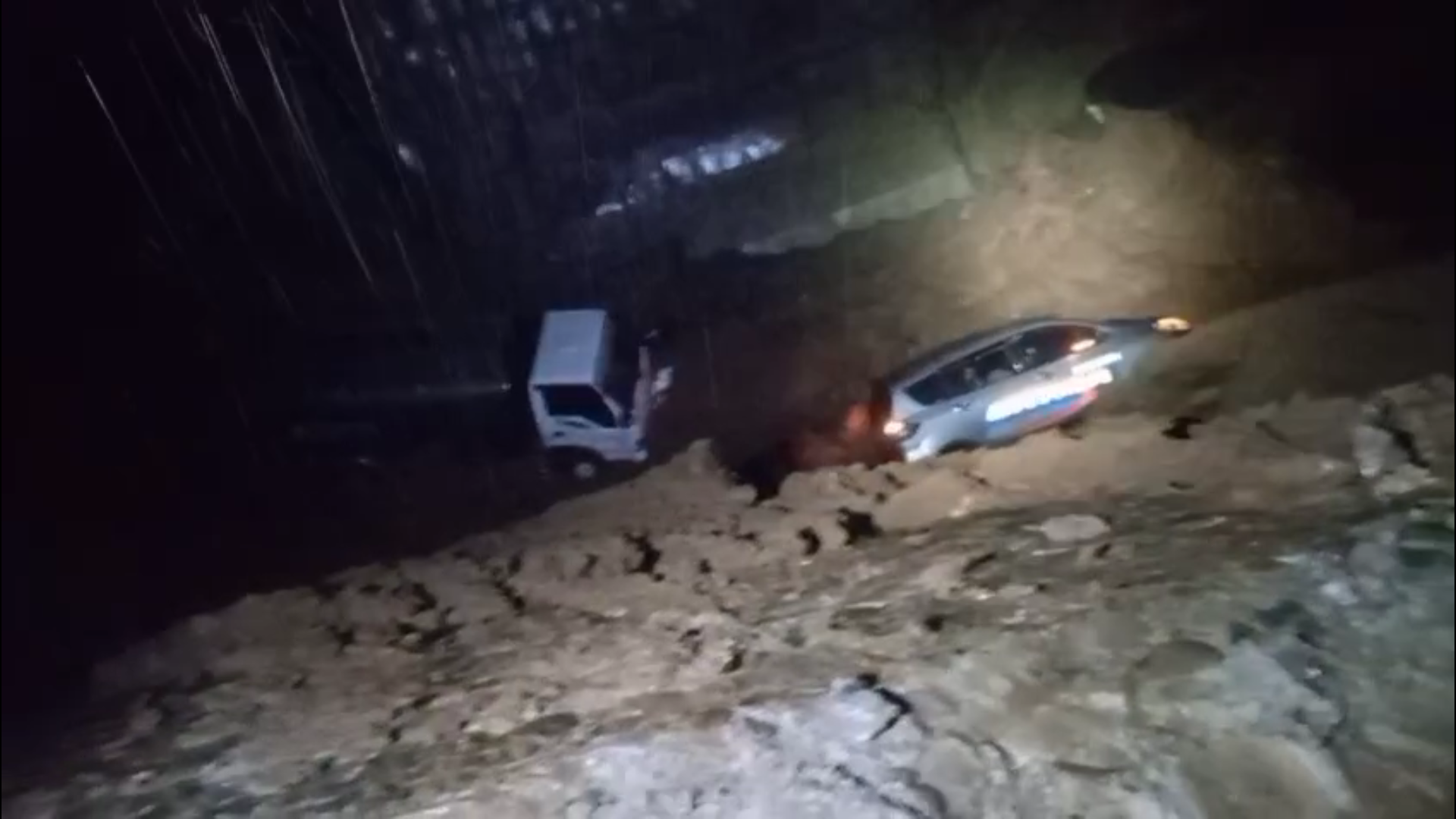 AMBROL: Dua unit kendaraan terperosok di bawah jembatan portal wisata Colo, Kudus. (tangkapan layar video relawan)