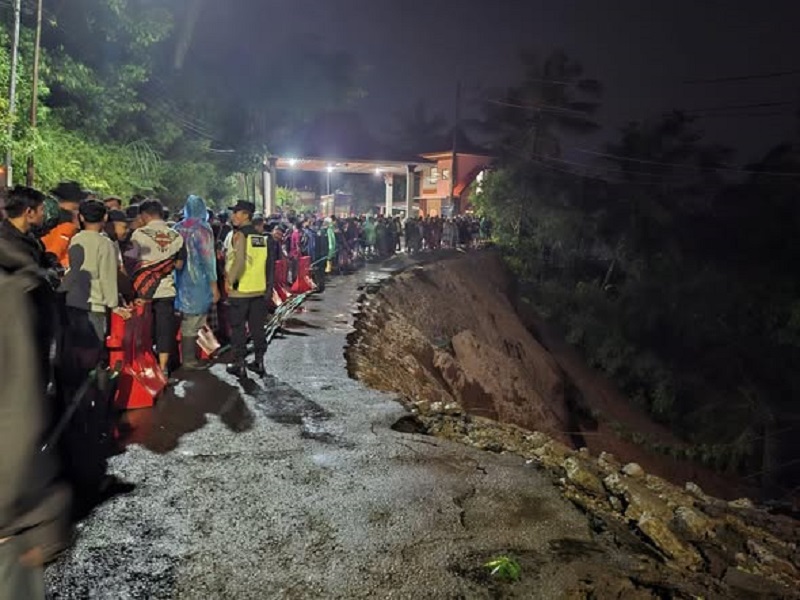 Kondisi jembatan portal wisata Colo Muria Kudus yang longsor, Jumat (9/1) malam.