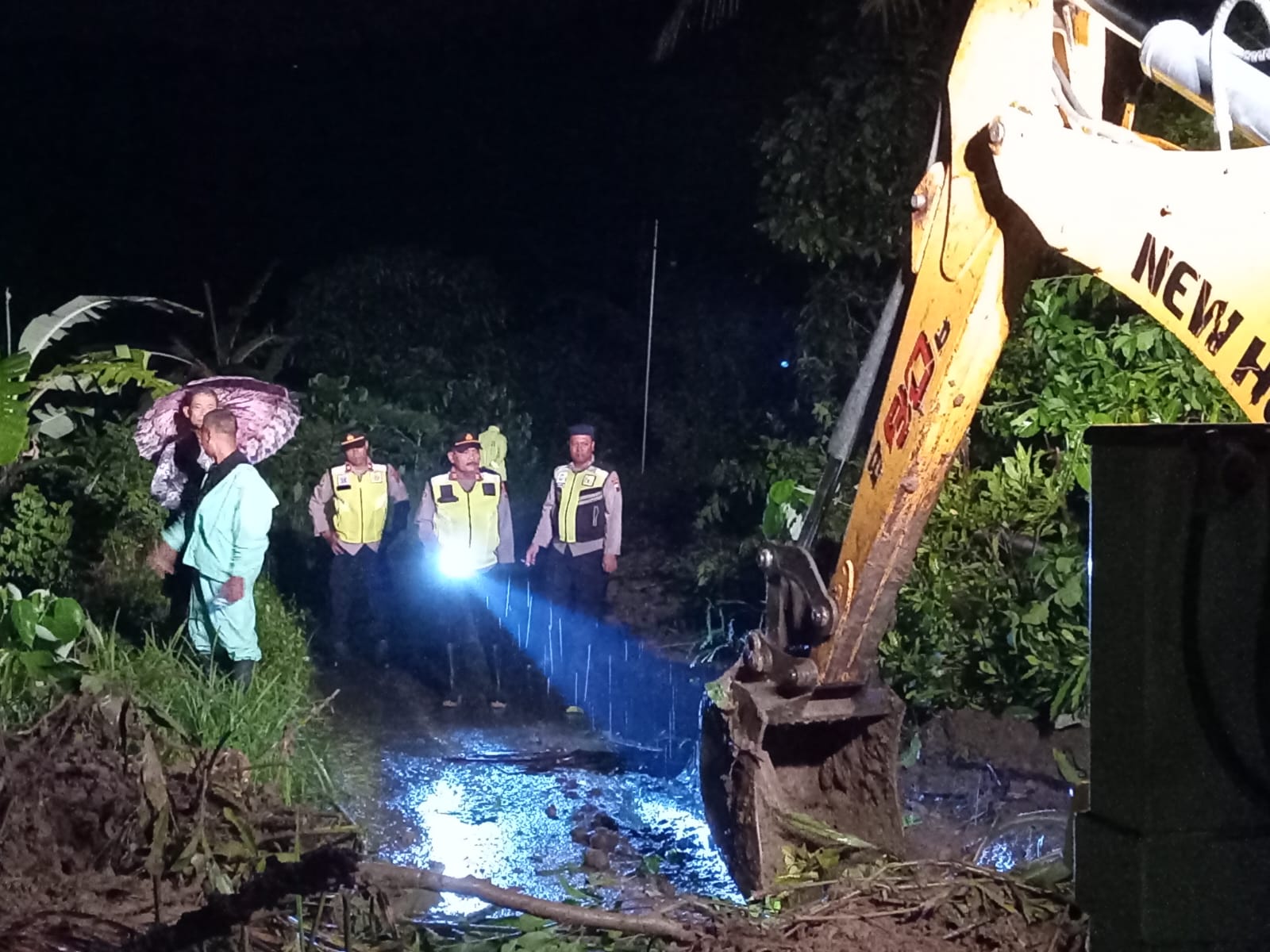 Upaya warga bersama aparat dalam membuka akses jalan Tlogowungu - Gunungwungkal di Desa Gunungsari yang mengalami longsor. (DOK POLRESTA PATI)