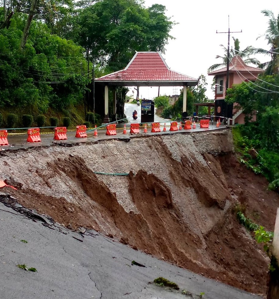 Kondisi jembatan depan portal Colo Muria Kudus yang ambrol dipasang barier. (warga untuk Radar Pati)