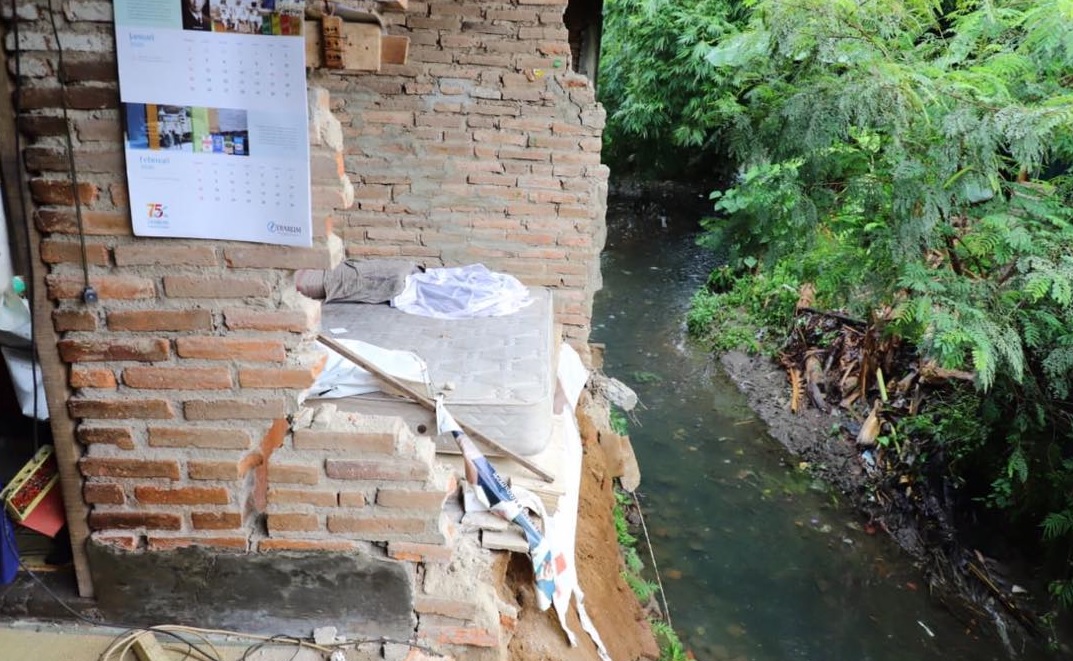 Rumah warga Kelurahan Purwosari, Kudus tinggal separo karena tergerus air, Sabtu (10/1). (Foto Pemkab Kudus)