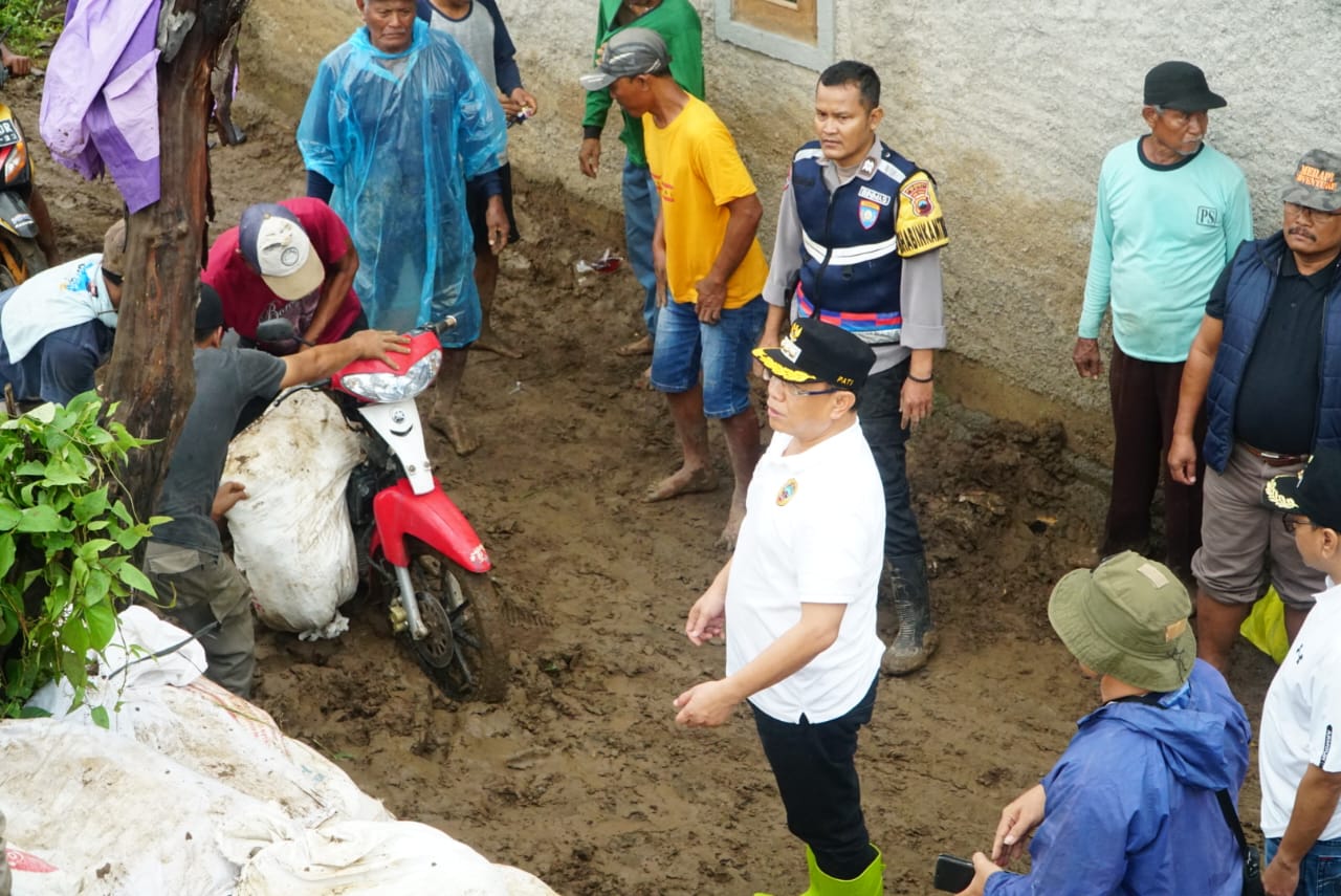 Bupati Pati Sudewo saat meninjau kondisi pasca banjir bandang di wilayah Margoyoso dan Wedarijaksa. (HUMAS PATI)