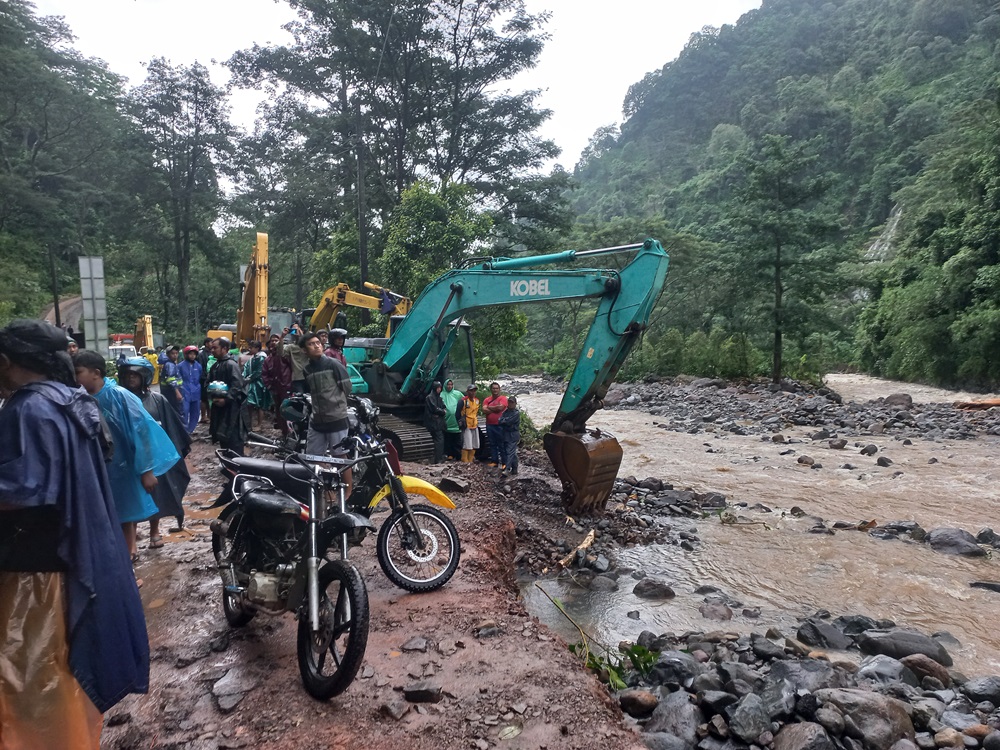 FIKRI THOHARUDIN/RADAR KUDUS  TERHENTI: Alat berat masih belum dapat membuat pijakan untuk mengalihkan arus Sungai Gelis, Selasa (13/1).