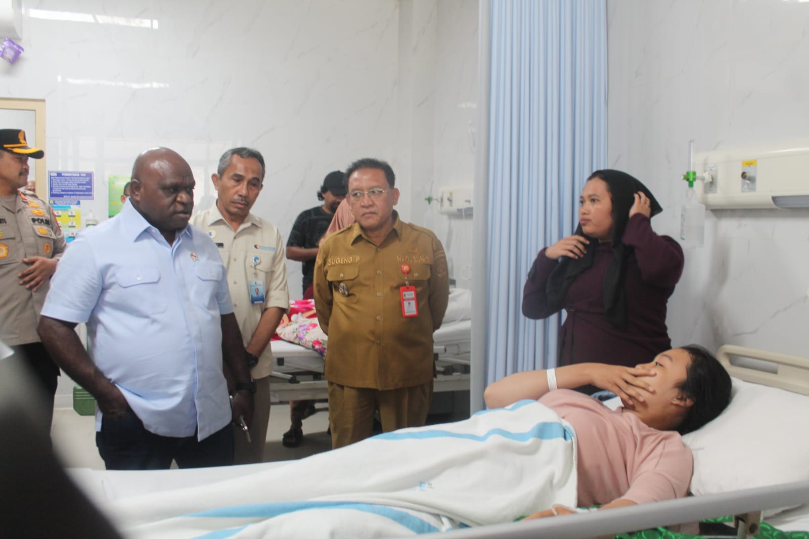 TURUN LANGSUNG: Menteri HAM RI Natalius Pigai (kiri) menjenguk pasien yang diduga keracunan MBG di RSUD dr Soedjati Purwodadi, (13/1). (INTAN MAYLANI SABRINA/RADAR KUDUS)