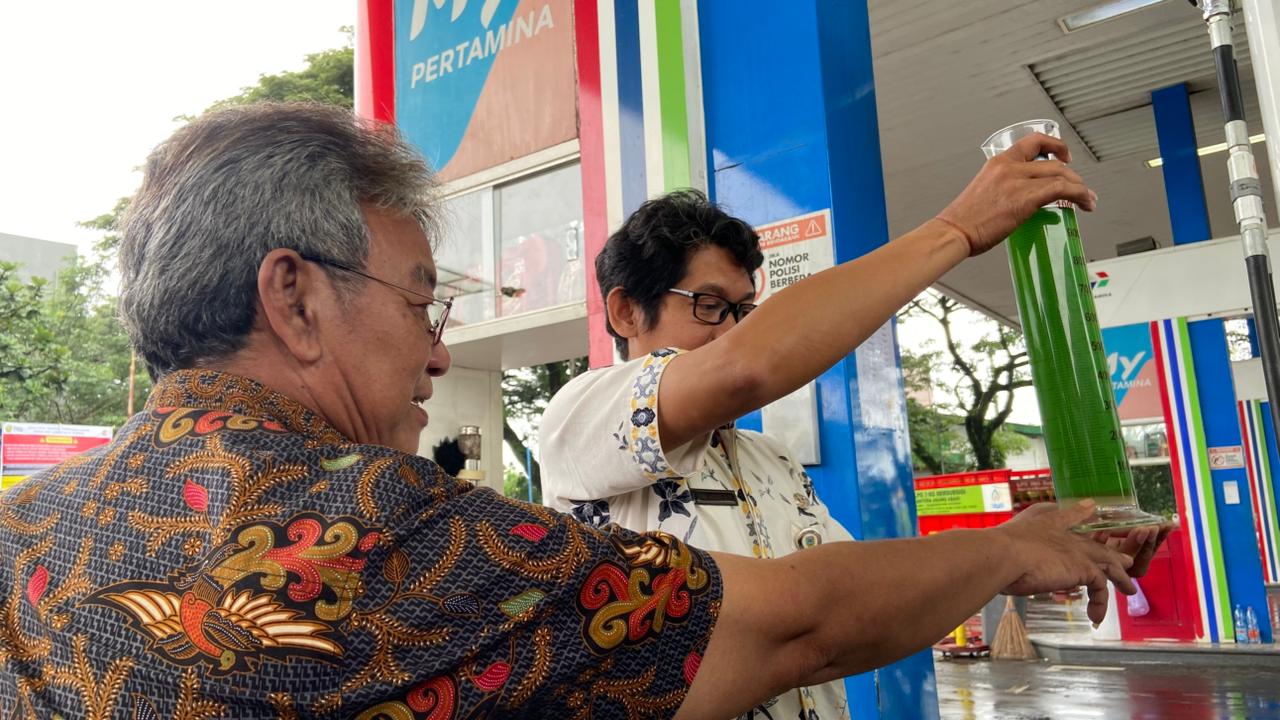 BBM CAMPUR AIR: Pengecekan kandungan air dalam BBM pertalite yang dijual di SPBU Bacin, Kudus.