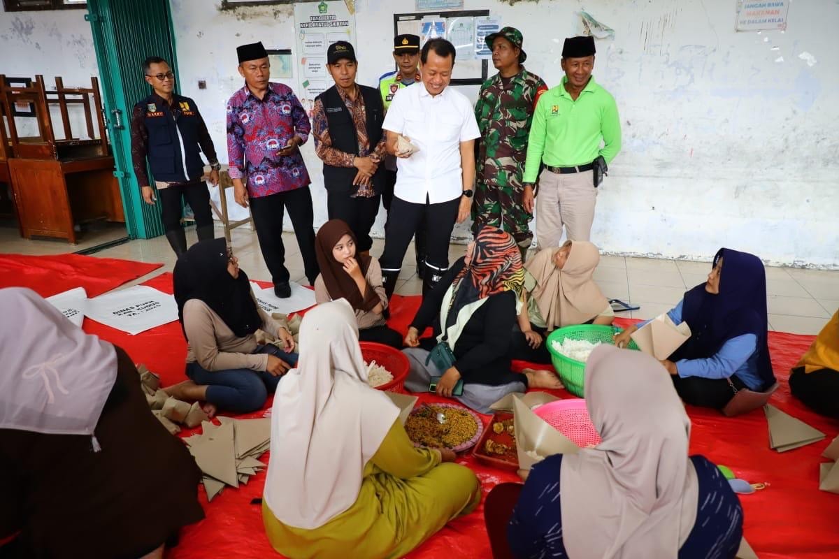INTERAKSI: Bupati Kudus Sam&rsquo;ani Intakoris menyambangi pengungsi banjir di posko pengungsian Desa Pasuruhan Lor, Jati, Kudus, Selasa (13/1). (DISKOMINFO KUDUS UNTUK RADAR PATI)