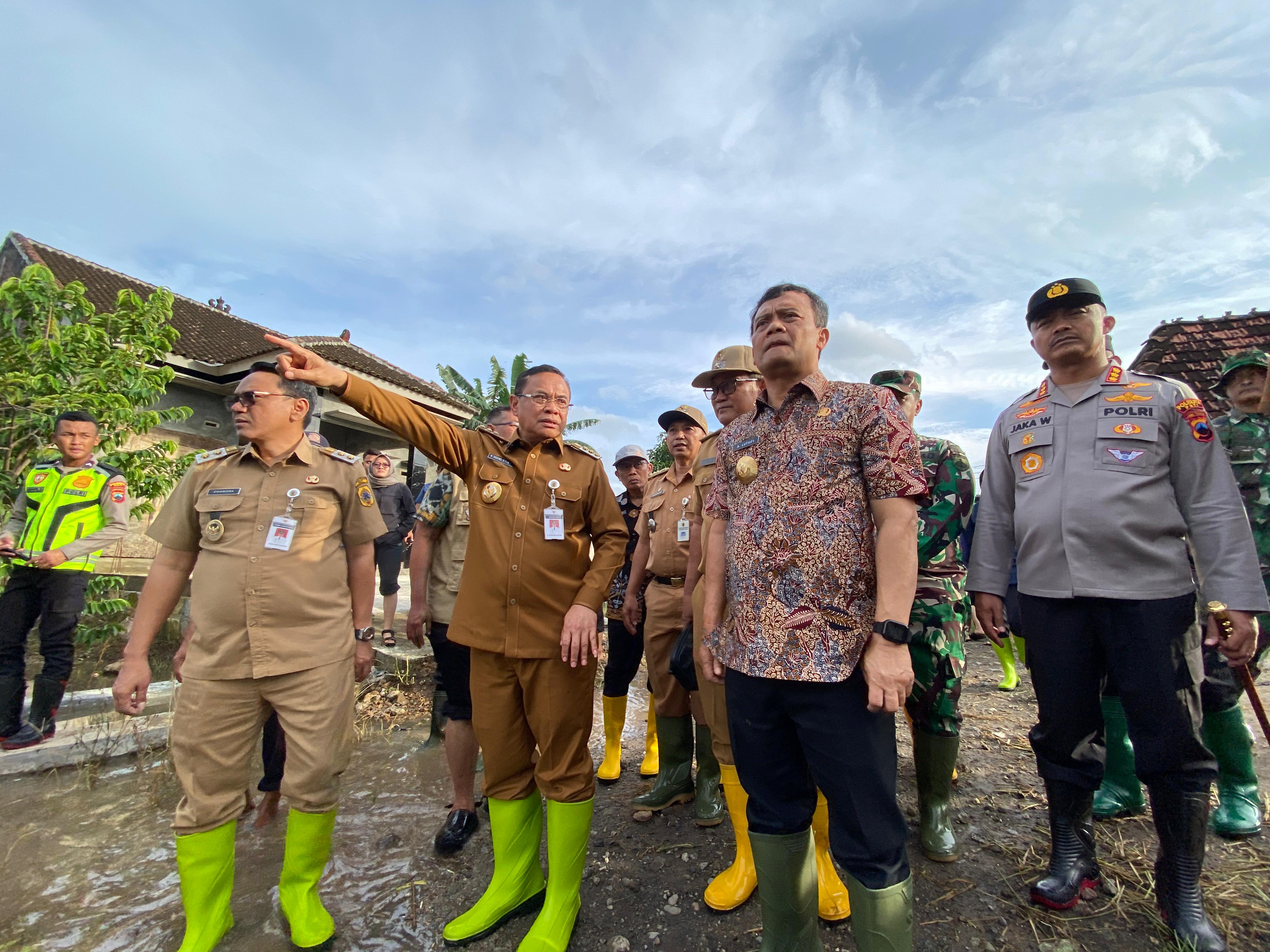 Gubernur Jawa Tengah, Ahmad Luthfi bersama Bupati Sudewo saat meninjau banjir di Desa Banjarsari Gabus Pati.&nbsp;(ACHMAD ULIL ALBAB/RADAR KUDUS)