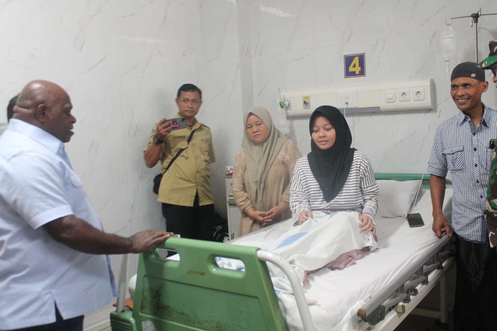 Menteri HAM RI Natalius Pigai besuk korban keracunan MBG di Grobogan, Selasa (13/1).