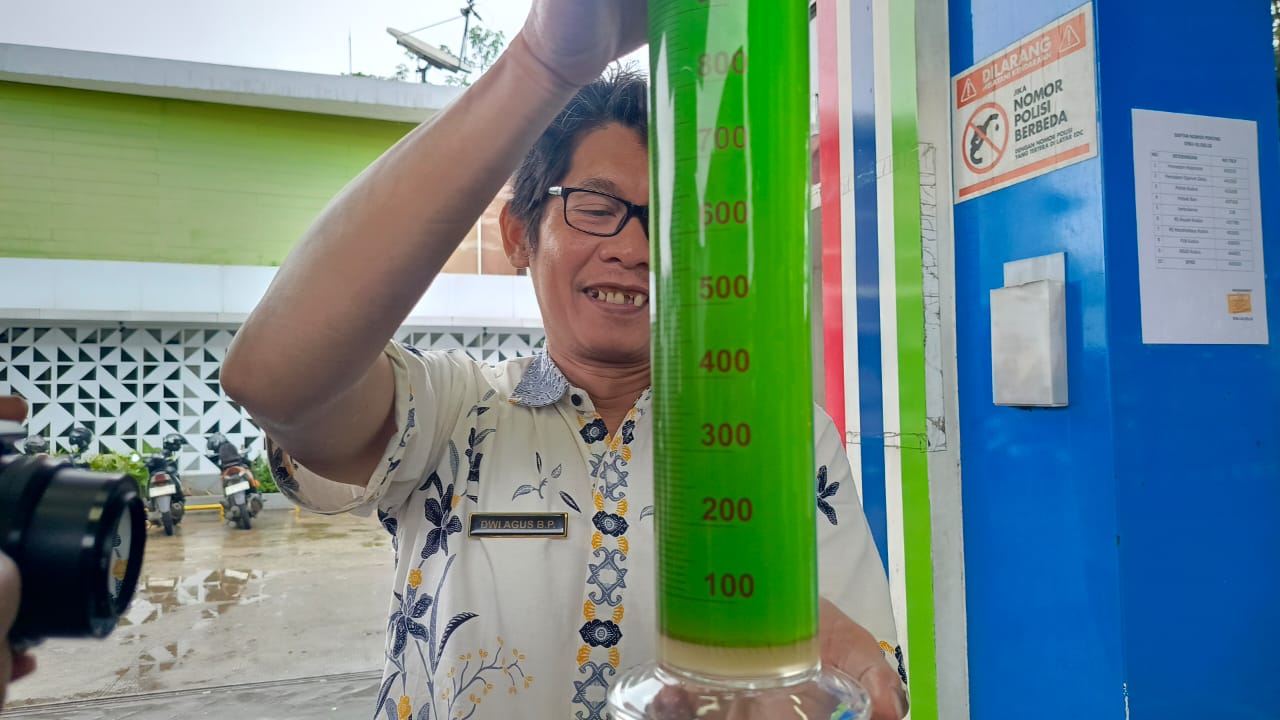 Petugas Disdag Kudus mengecek BBM pertalite yang tercampur air, Selasa (13/1).