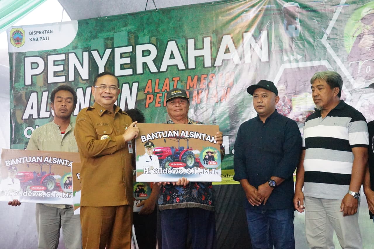 Perwakilan kelompok tani menerima secara simbolis alat mesin pertanian bantuan dari Kementerian Pertanian. (ACHMAD ULIL ALBAB/RADAR KUDUS)