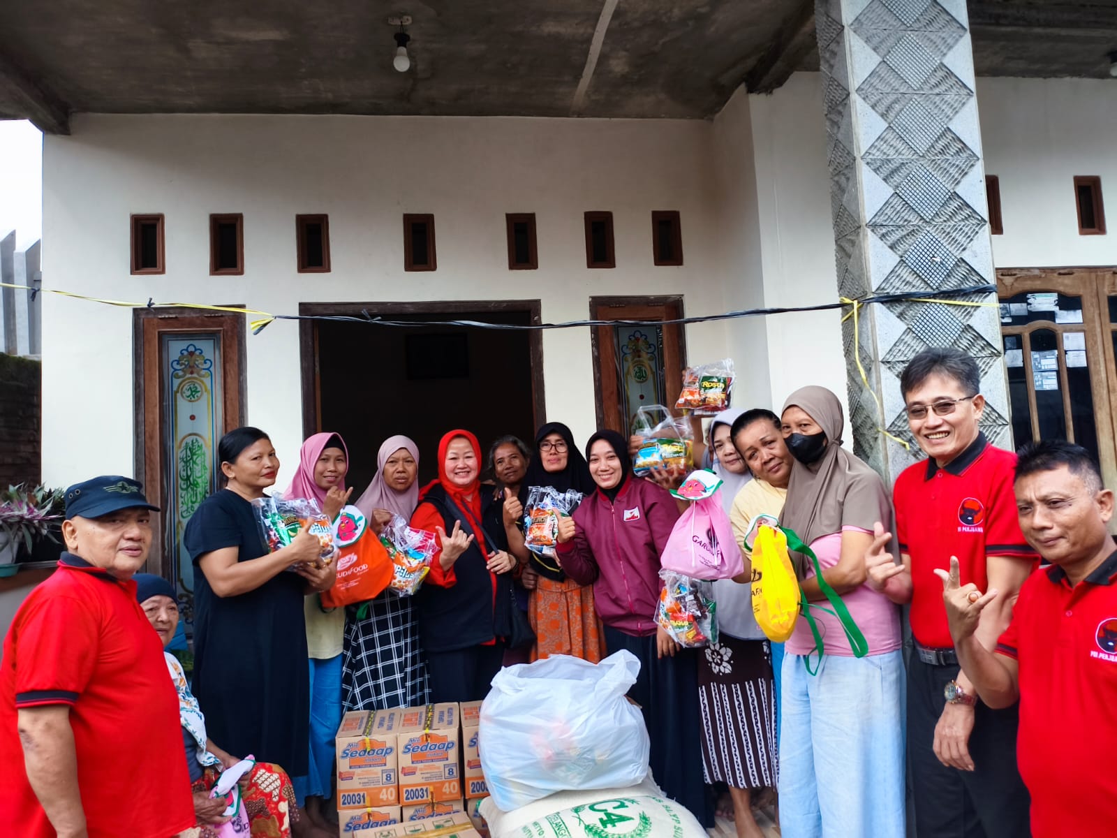 Anggota DPRD Pati Suhartini memberikan bantuan berupa sembako untuk kebutuhan dapur umum di Desa Sidokerto. (ACHMAD ULIL ALBAB/RADAR KUDUS)