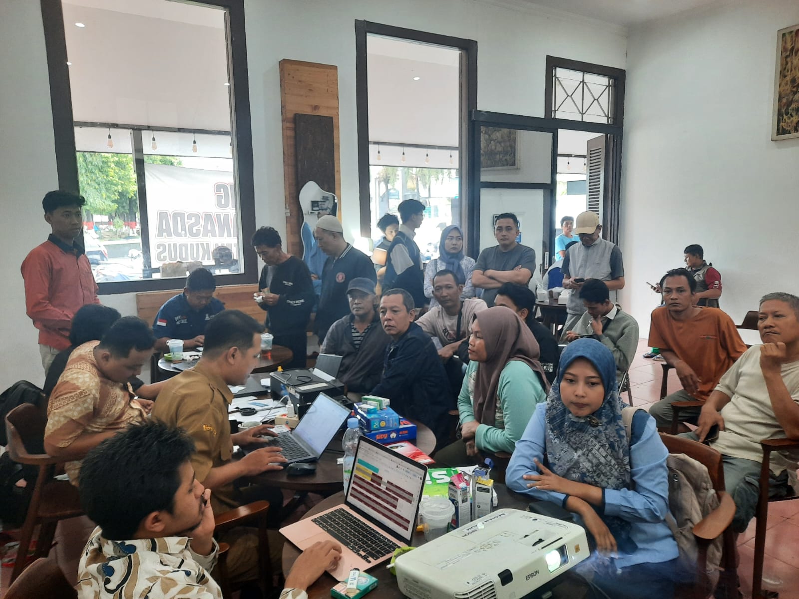 ANTRE: Panitia melayani pendaftar lapak dandangan yang sudah antre di Gedung Dekranasda. (INDAH SUSANTI/RADAR KUDUS)