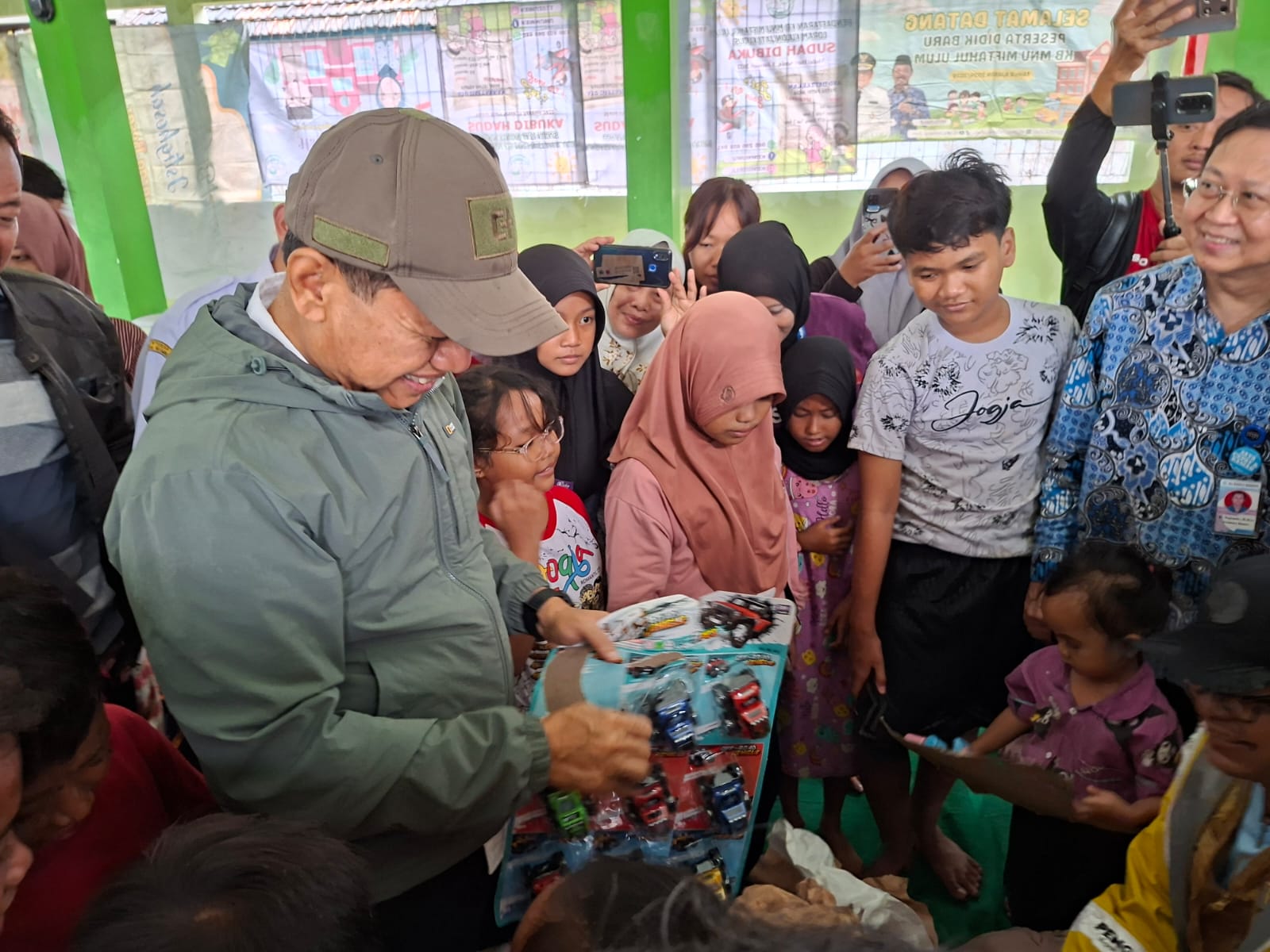 PEDULI: Bupati Kudus Sam&rsquo;ani Intakoris membagikan mainan kepada anak-anak di posko pengungsian Desa Loram Kulon, Rabu (14/1). (ANDIKA TRISNA SAPUTRA/RADAR PATI)