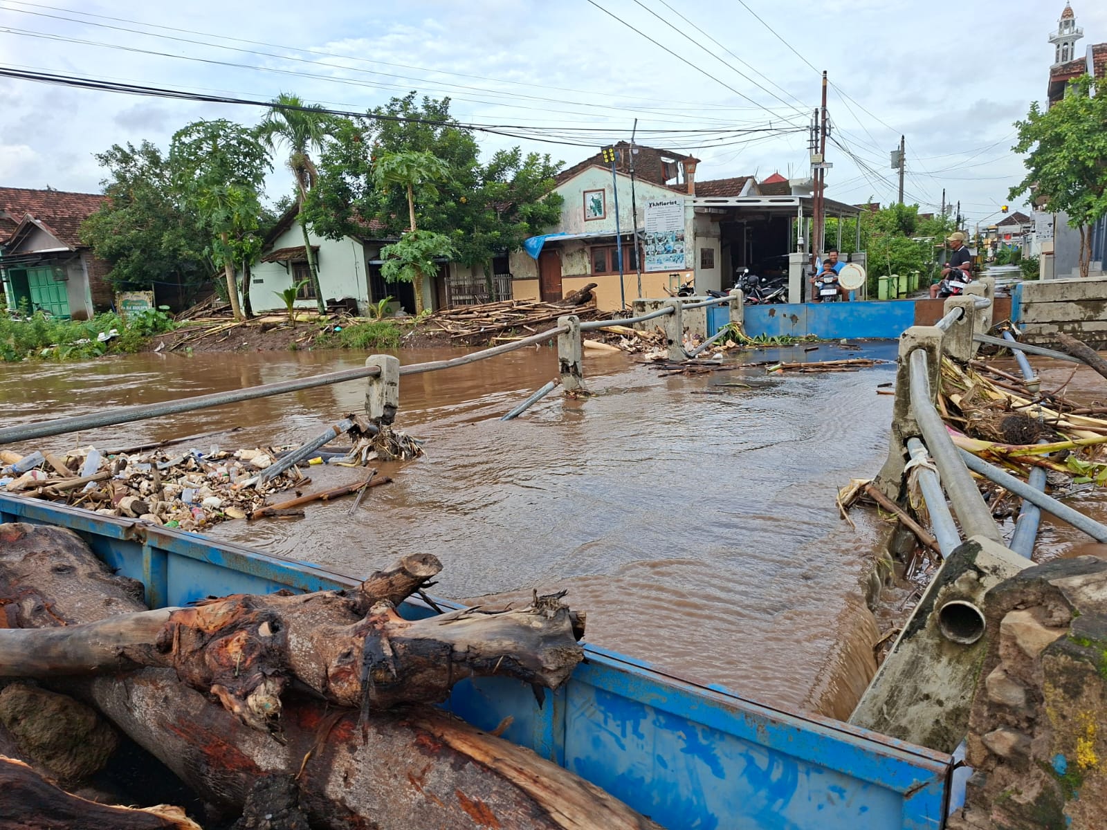 Kondisi jembatan 10 Kesambi, Kudus pasca pelat besi sebagai penahan jebol, Rabu (14/1). (ANDIKA TRISNA/RADAR PATI).