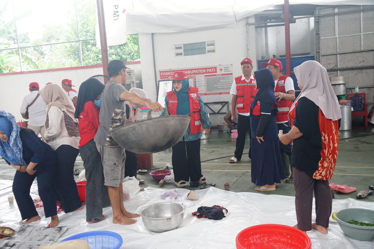 Ketua PMI Pati Atik Sudewo meninjau kondisi dapur umum untuk menyuplai kebutuhan makan korban banjir. (HUMAS PATI)