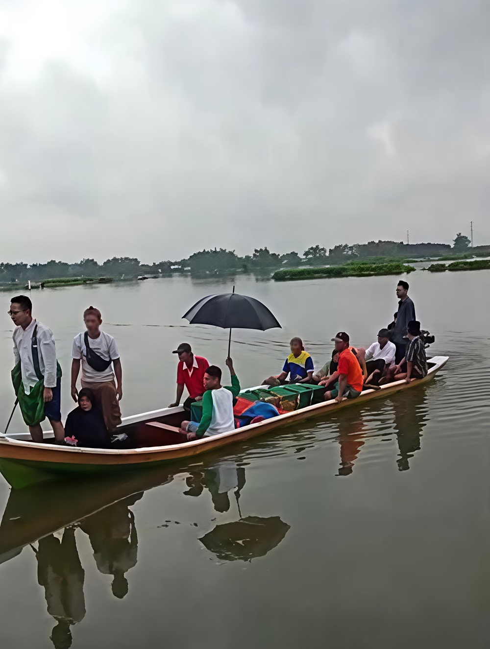 Warga Desa Mintobasuki, Pati, mengantar jenazah ke pemakaman dengan menggunakan perahu pada saat banjir, Kamis (15/1). (ANDRE F FALAH/ RADAR PATI)