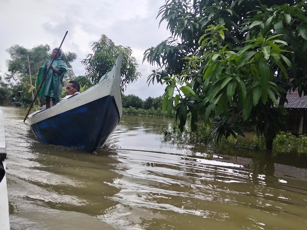 Warga Desa Mintobasuki, Pati menggunakan perahu untuk alat transportasi sehar-hari.