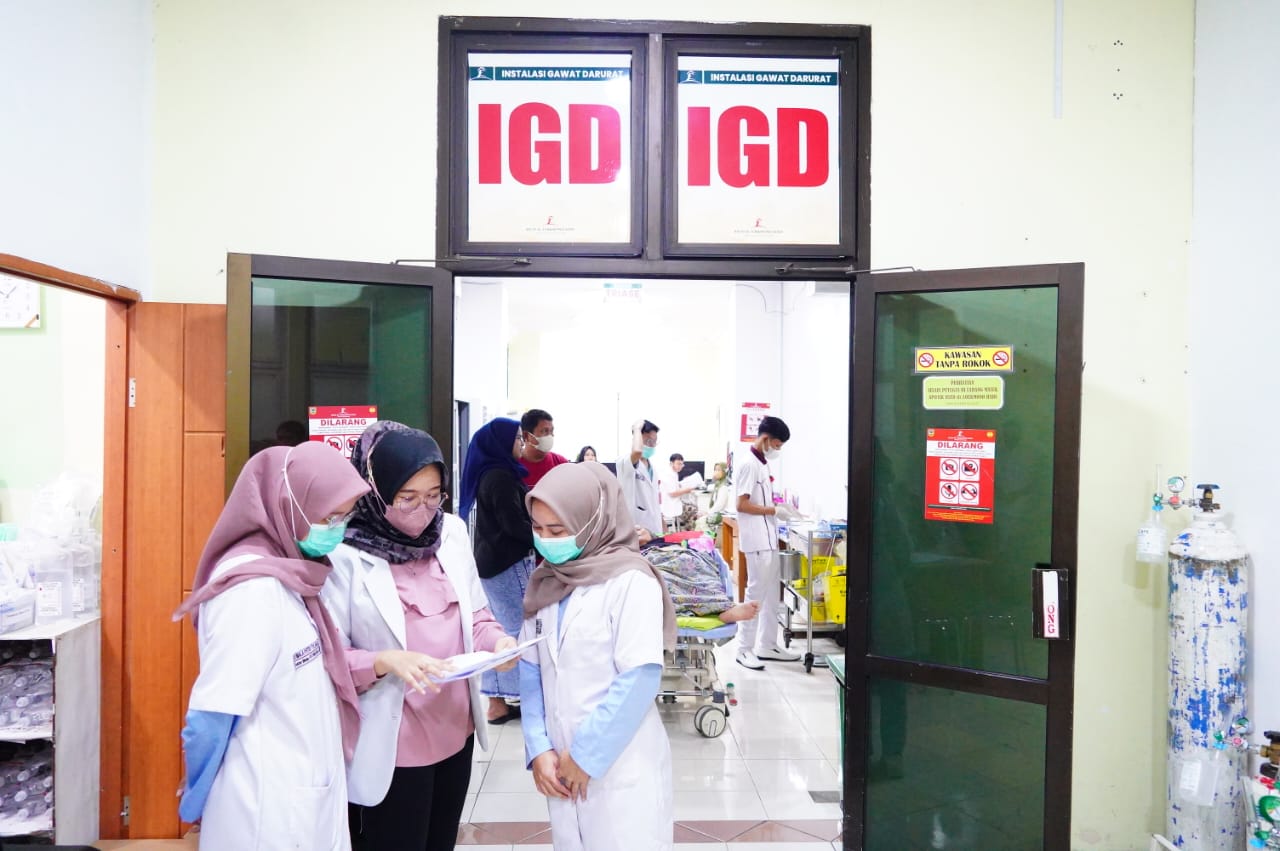 PELAYANAN: Tim medis RSUD dr. Loekmono Hadi saat siap siaga melayani pasien. (RSUD dr. LOEKMONO HADI UNTUK RADAR PATI)  &nbsp;