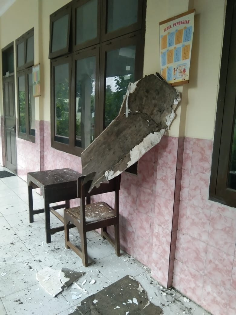 KONDISI RUSAK: Plafon atap SD 1 Pladen ambrol, terdampak hujan deras di Kudus. (KORWIL JEKUKO UNTUK RADAR KUDUS)   &nbsp;