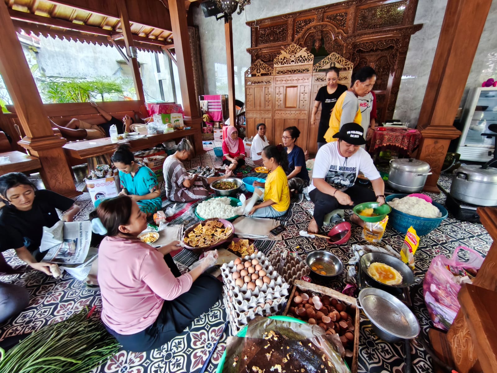 Anggota DPRD Pati Danu Ikhsan ikut membantu goreng telur di dapur umum yang ada di rumahnya. (ACHMAD ULIL ALBAB/RADAR KUDUS)