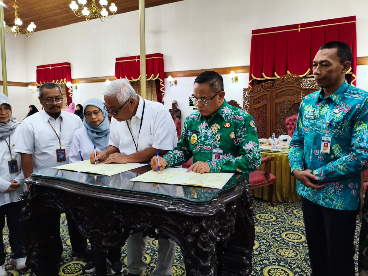 Bupati Pati Sudewo saat penandatanganan MoU hibah tanah kepada Perum BULOG sebagai program ketahanan pangan. (ACHMAD ULIL ALBAB/RADAR KUDUS)