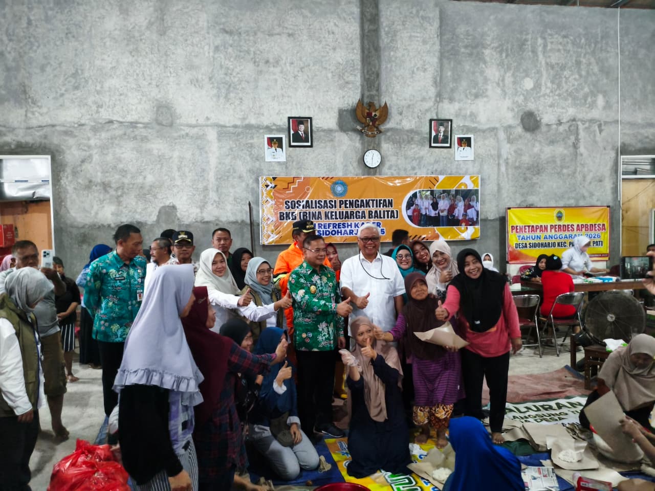 Bupati Pati Sudewo saat meninjau dapur umum bersama Direktur Perum BULOG di Balaidesa Sidoharjo Kecamatan Pati Kota. (ACHMAD ULIL ALBAB/RADAR KUDUS)