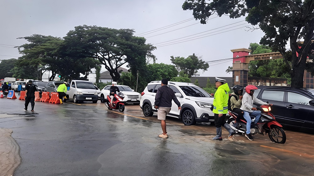 RAMAI: Pengguna jalan padat merayap di jalur Pantura Pati-Juwana pada Jumat (16/1). (ANDRE FAIDHIL FALAH/RADAR PATI)