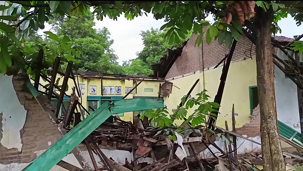 ROBOH: Bangunan di SDN Sambirejo 02, Tlogowungu ambruk, Jumat (16/1). (ANDRE FAIDHIL FALAH/RADAR PATI)