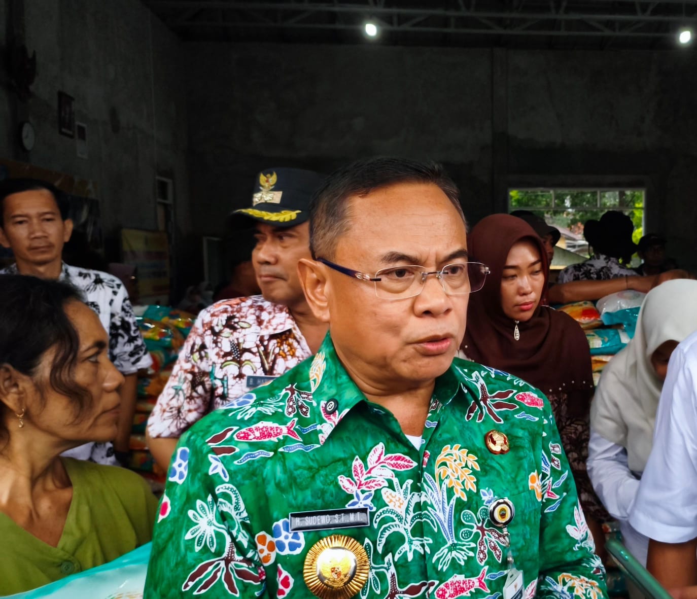 Bupati Pati Sudewo memberikan keterangan terkait penanganan darurat dan jangka panjang banjir. (ACHMAD ULIL ALBAB/RADAR KUDUS)