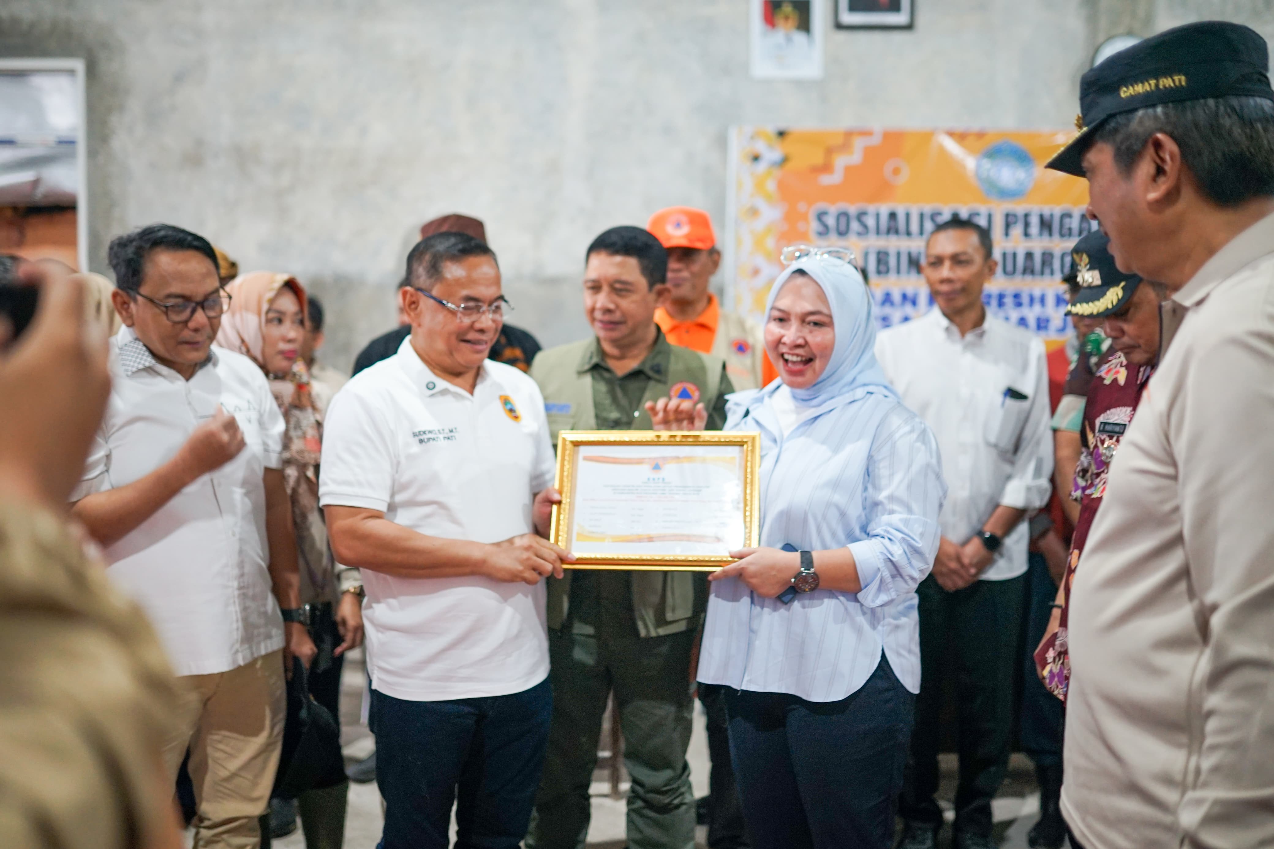 Bupati Pati Sudewo bersama Kepala BNPB Suharyanto dan anggota Komisi VIII DPR RI Sri Wulan di posko dapur umum Desa Sidoharjo Pati Kota. (HUMAS PATI)