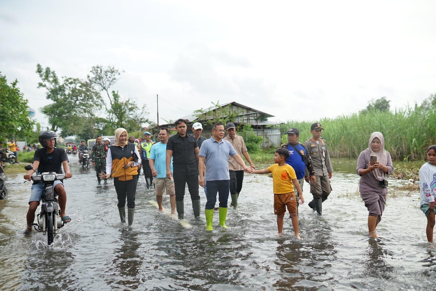 Bupati Pati Sudewo saat meninjau lokasi banjir.