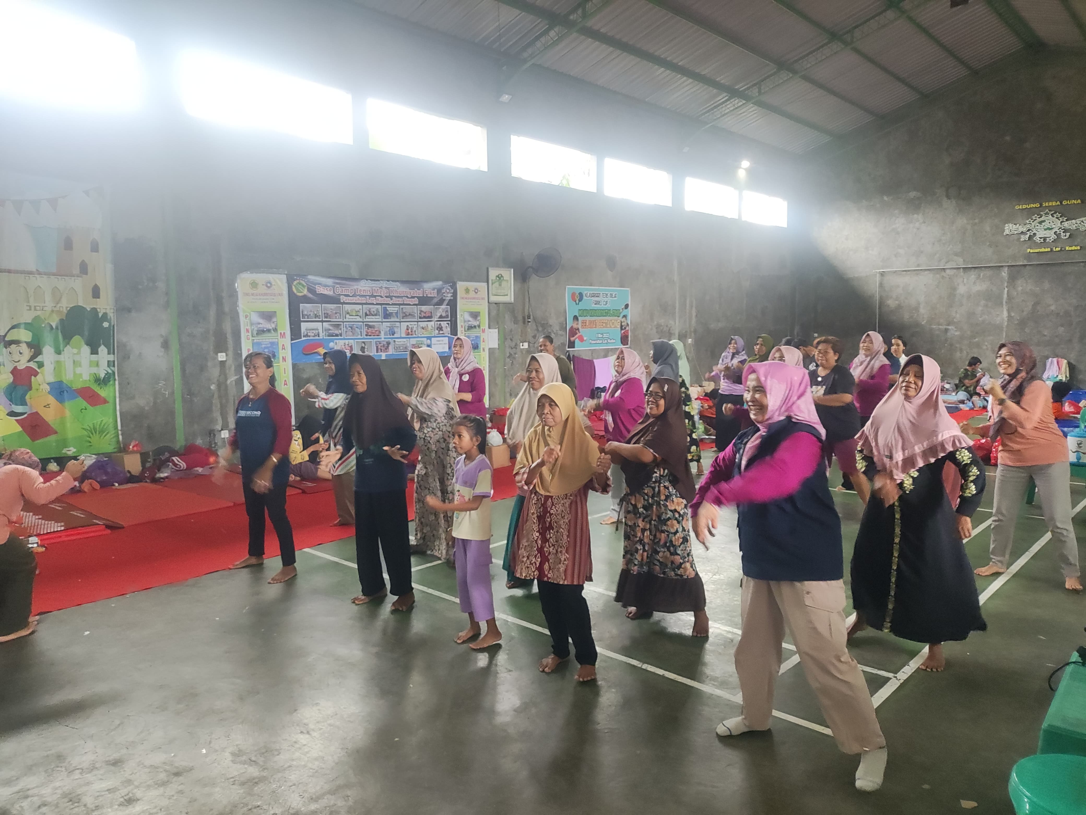 JAGA KEBUGURAN: Pengungsi mengikuti senam bersama dengan IBI Kudus.