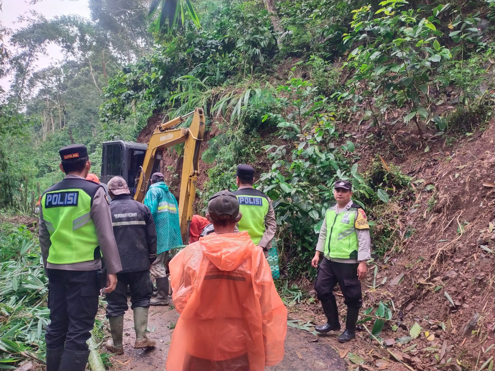 Warga Desa Japan, Dawe Kudus bersama personel polisi membuka akses wisata air tiga rasa Rejenu kemarin.
