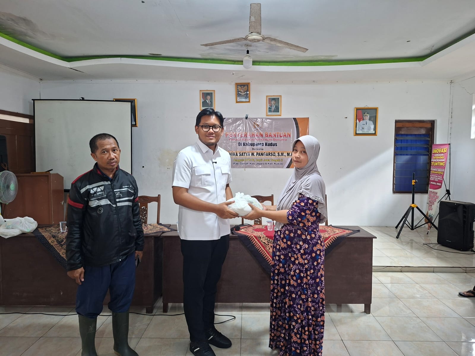 Anggota DPR RI membagikan 1.000 paket sembako untuk korban banjir di Kudus.