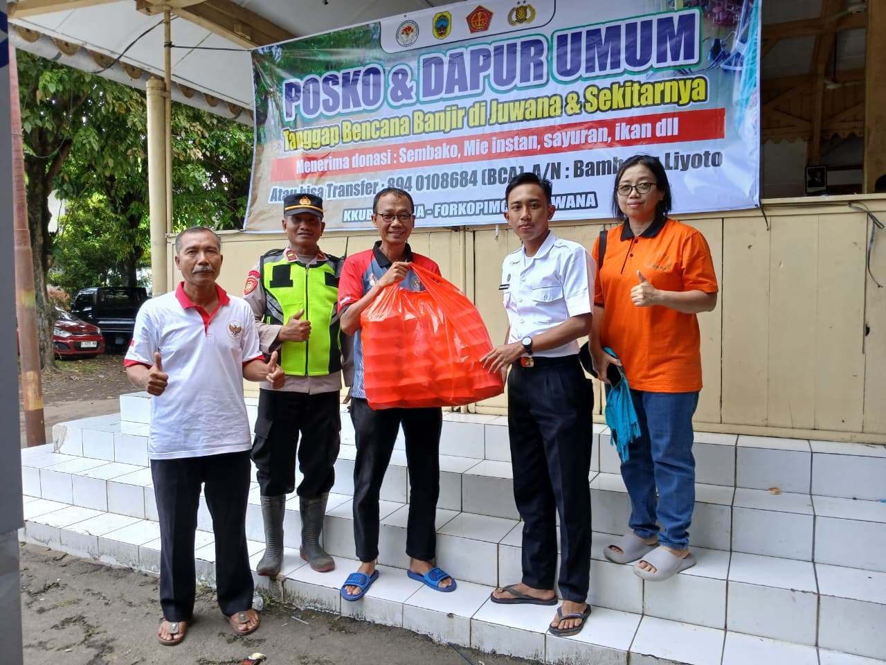 Penyaluran bantuan makanan siap santap kepada korban banjir di wilayah Kecamatan Juwana. (ACHMAD ULIL ALBAB/RADAR KUDUS)