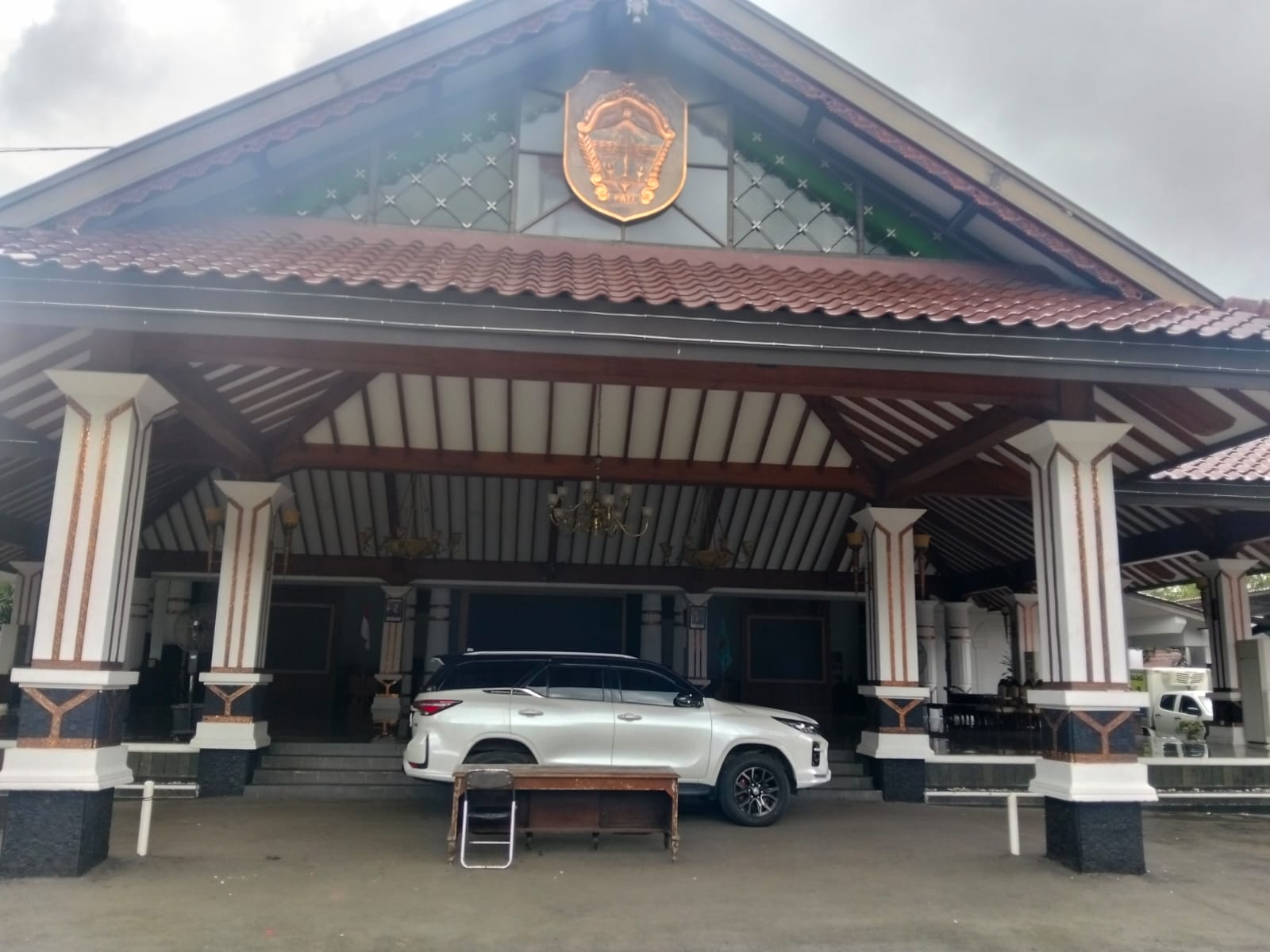 Mobil dinas Bupati Pati Sudewo terparkir di halaman Pendopo Kabupaten Pati. (ANDRE F/RADAR KUDUS)
