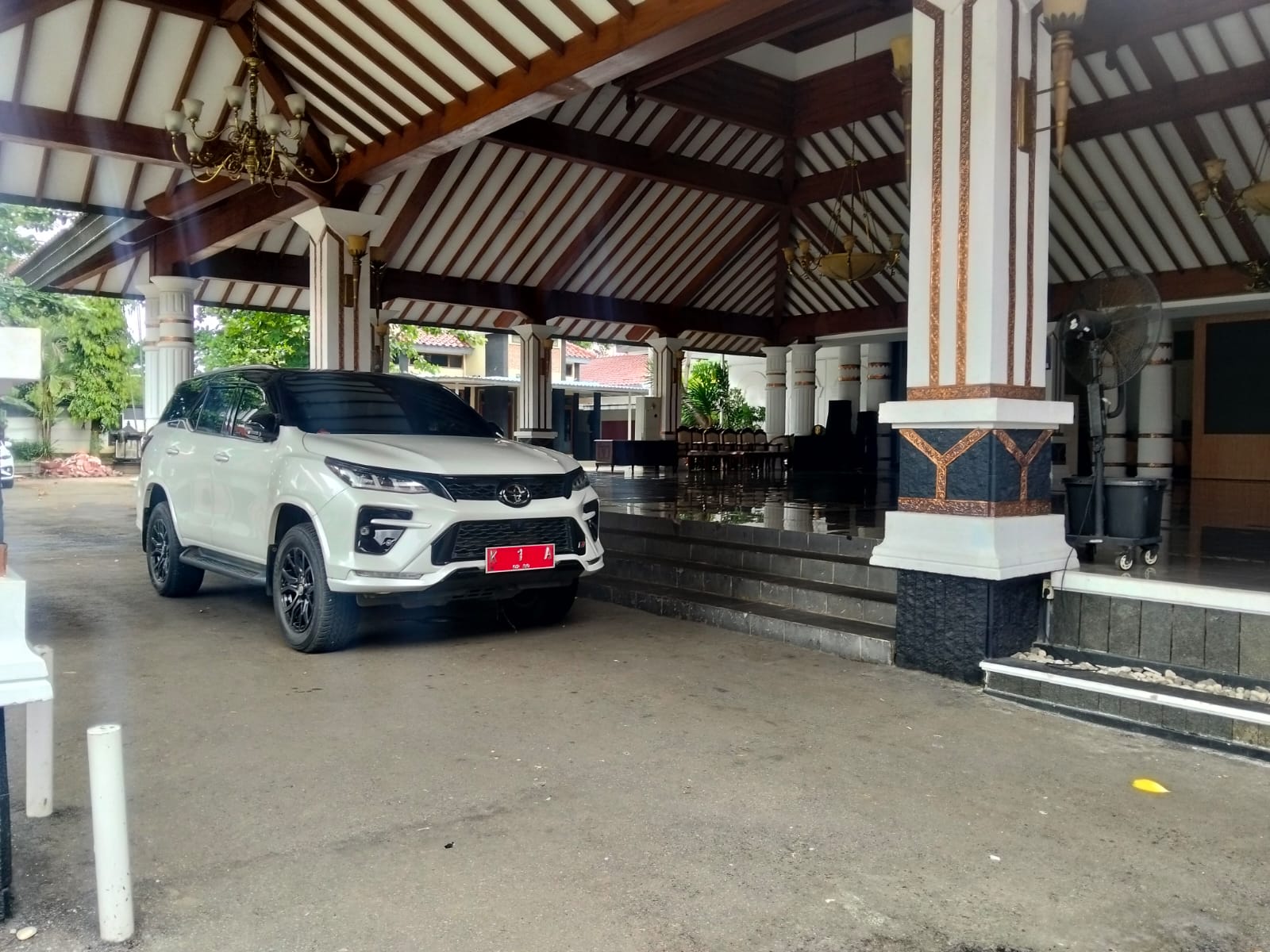 Mobil dinas Bupati Pati Sudewo terparkir di depan pendapa setempat, Senin (19/1).