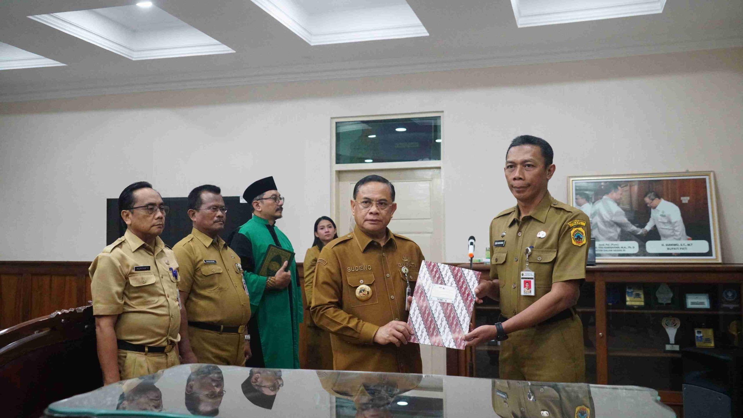 Bupati Pati Sudewo saat melantik Pj Sekda Teguh Widyatmoko beberapa waktu lalu.