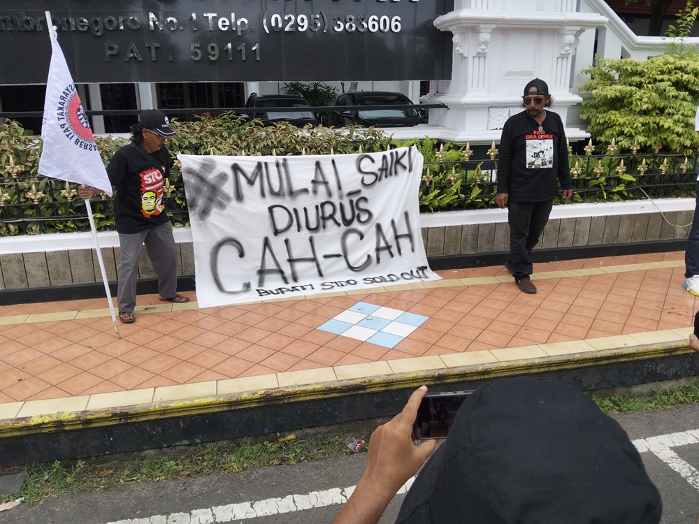 BERKUMPUL:  AMPB memperlihatkan semacam spanduk di depan Kantor Setda Pati pada Selasa (20/1).