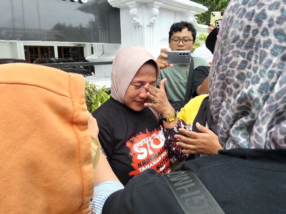 Anik Sriningsih, istri Botok (penggiat AMPB) menangis meminta suaminya dibebaskan.