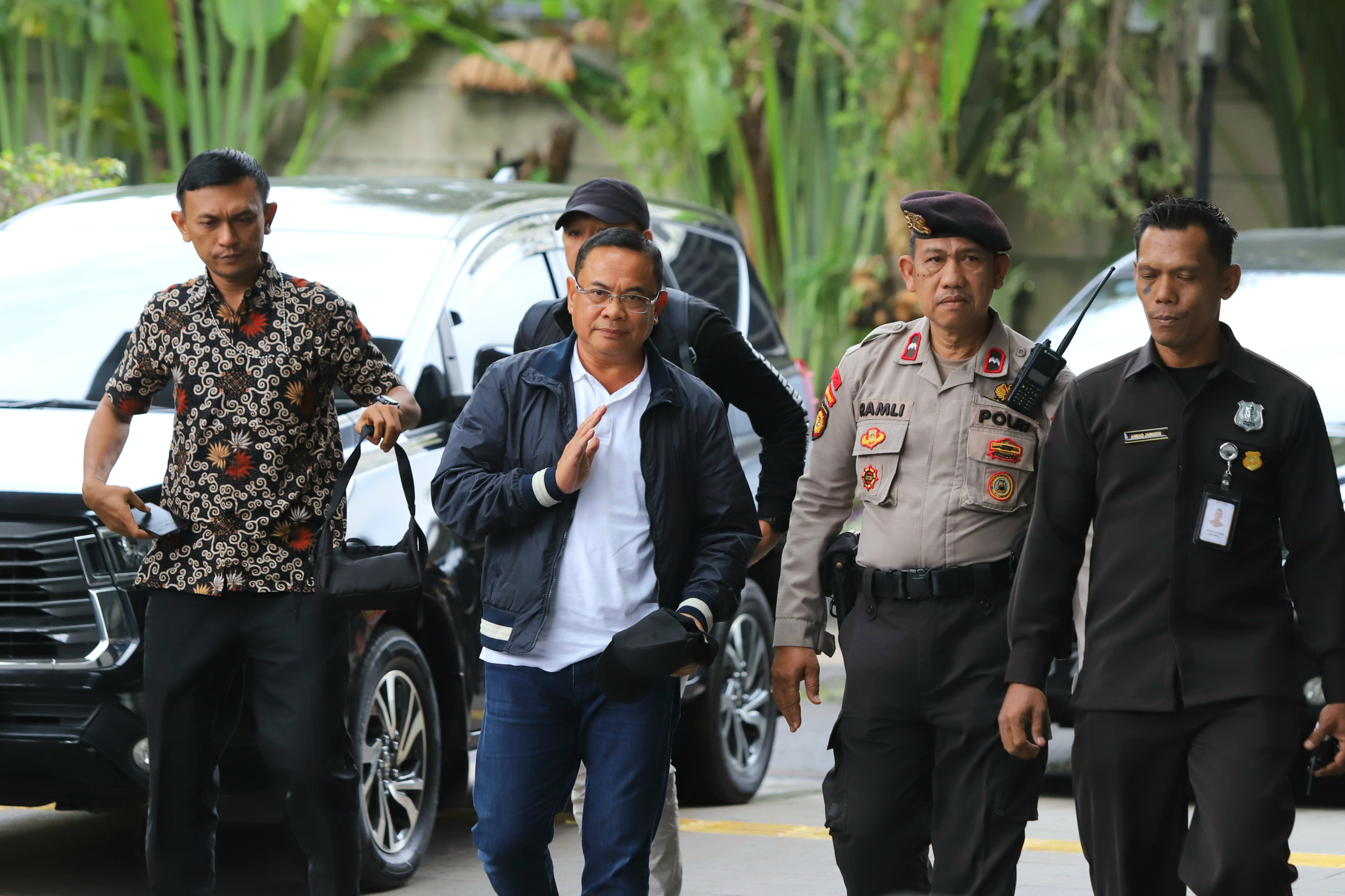 Bupati Pati, Sudewo tiba di gedung KPK usai terjaring dalam Operasi Tangkap Tangan KPK, Jakarta, Selasa (20/1/2026). (Dery Ridwansah/ JawaPos.com)