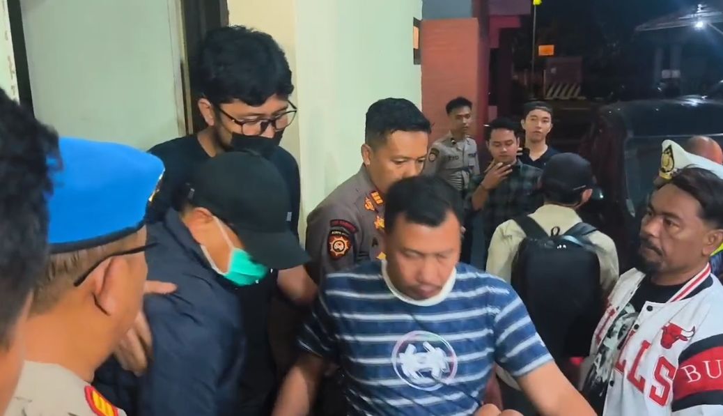 DIAMANKAN: Bupati Pati Sudewo mengenakan topi digelandang oleh KPK saat baru keluar dari Mapolres Kudus, Senin (19/1) pukul 23.40 WIB.