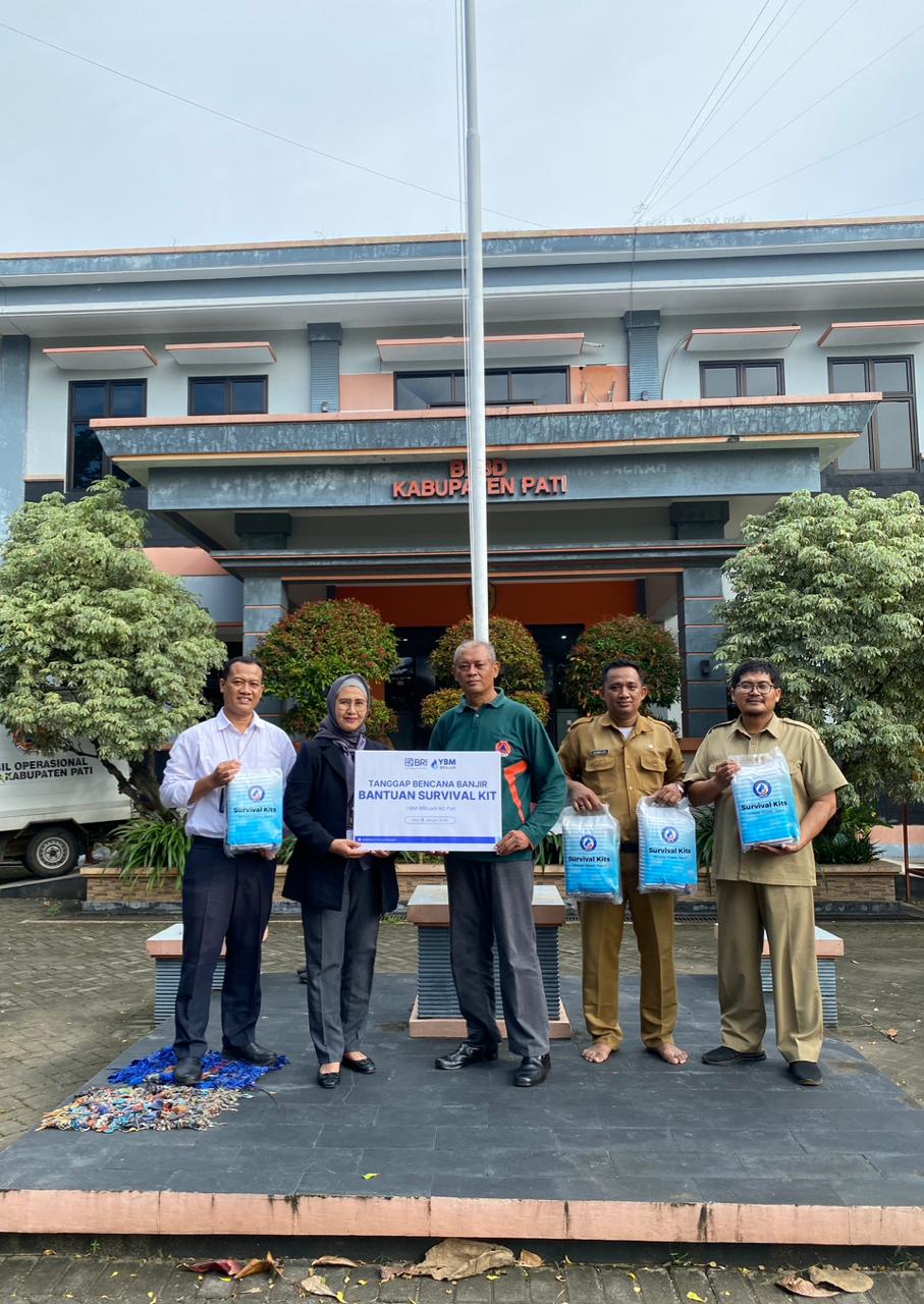Penyaluran bantuan dari BRI Pati untuk korban banjir kepada BPBD Pati. (DOK BRI PATI)