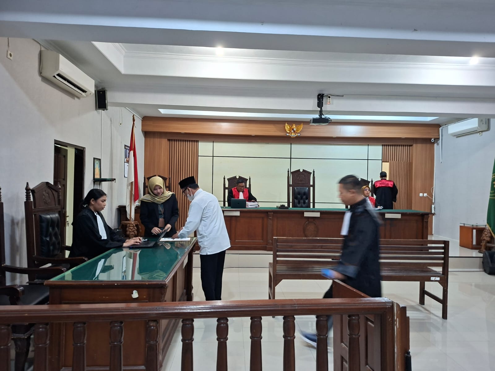 SIDANG: Persidangan perkara yang digelar di PN Kudus, kemarin.