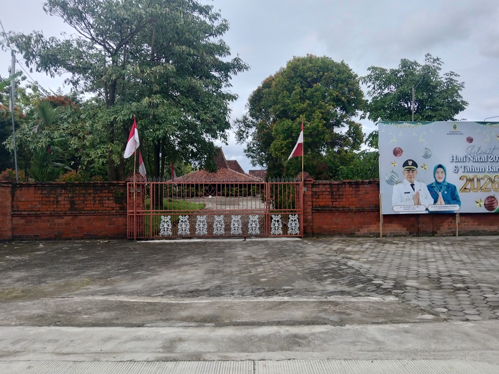 Kediaman Bupati Pati Sudewo di RT 1 RW 3, Desa Slungkep,  Kecamatan Kayen, Pati, dalam kondisi tertutup, Rabu (21/1). (ANDRE F FALAH/ RADAR PATI)
