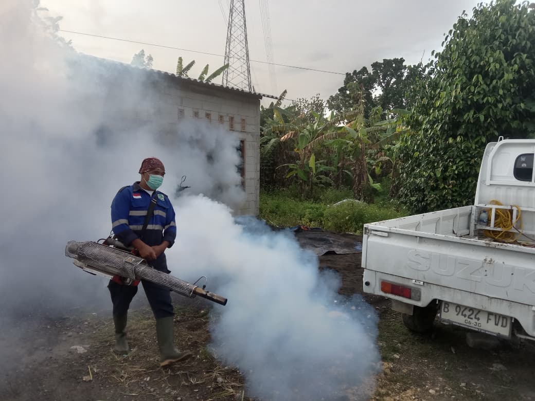 FOGGING: Dinkes Grobogan saat melakukan fogging di lingkungan Desa Sugihmanik Kecamatan Tanggungharjo.
